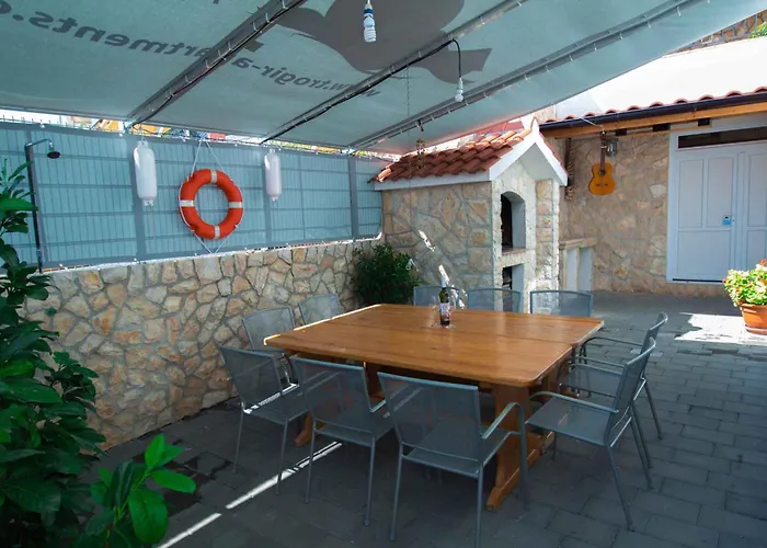In Okrug Gornji With 1 Apartament Trogir