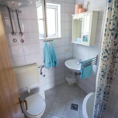 In Okrug Gornji With 1 דירה *