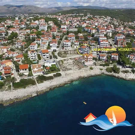 Apartmán In Okrug Gornji With 1