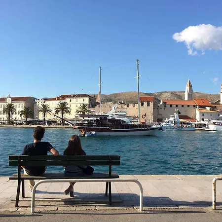 Apartmán In Okrug Gornji With 1 *